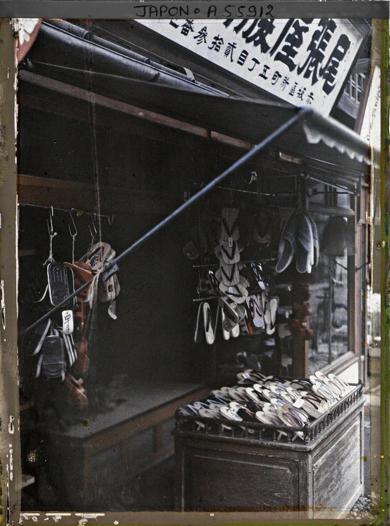 Image représentant Quartier d'Akasaka (?), boutique de "geta" (socques)