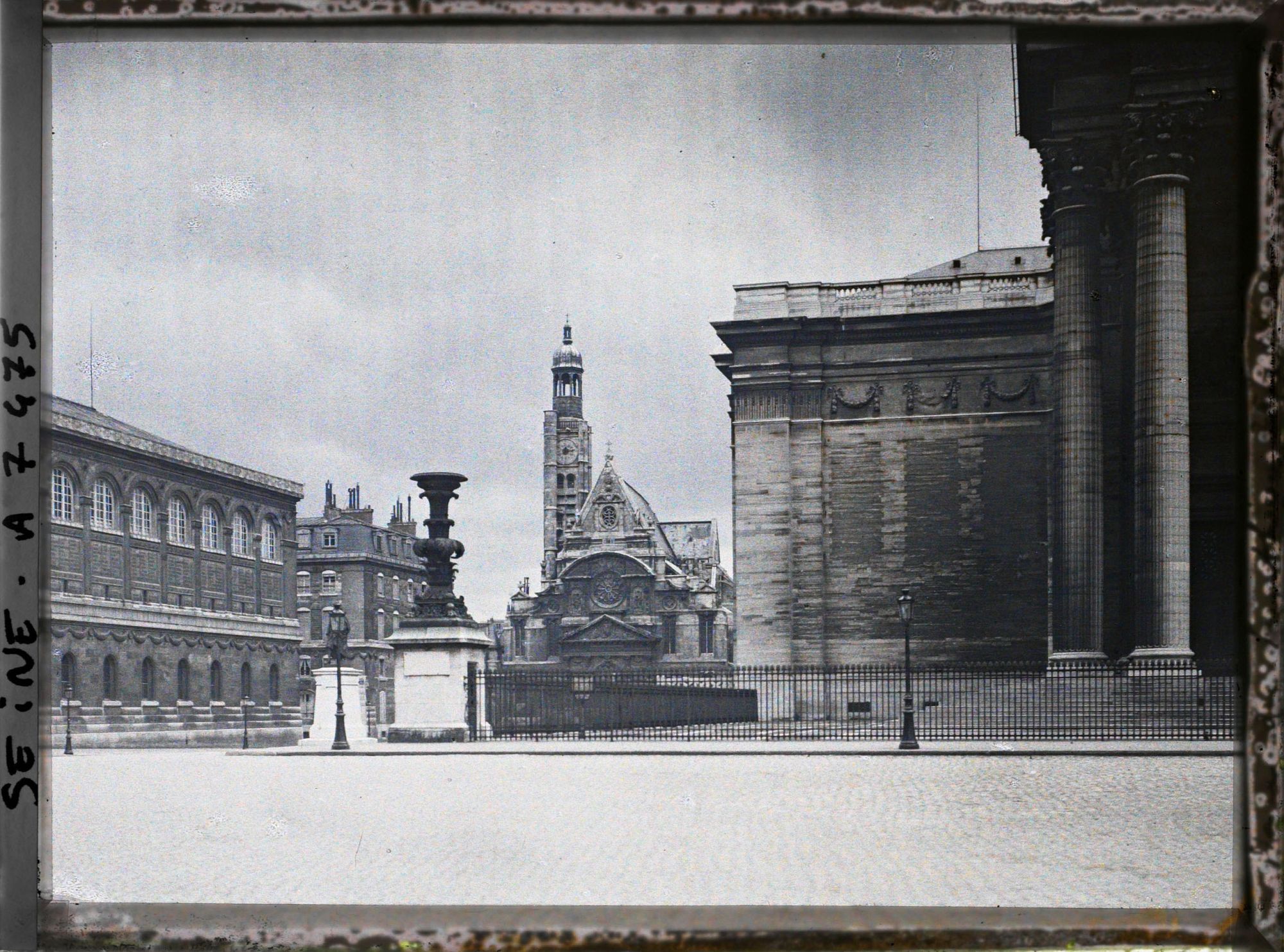 Image représentant La place du Panthéon et l'église St-Etienne-du-Mont