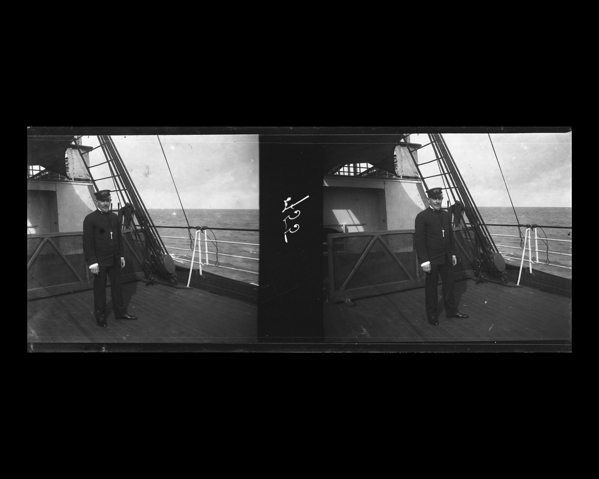 Image représentant Un officier de l'équipage pose pour le photographe