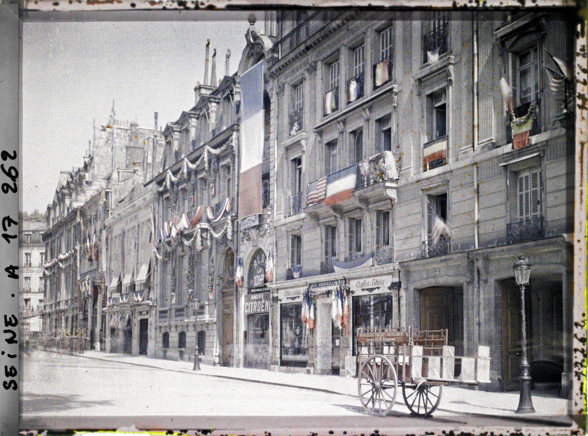 Image représentant Maisons décorées pour les fêtes de la Victoire avenue des Champs-Elysées, au niveau du numéro 32