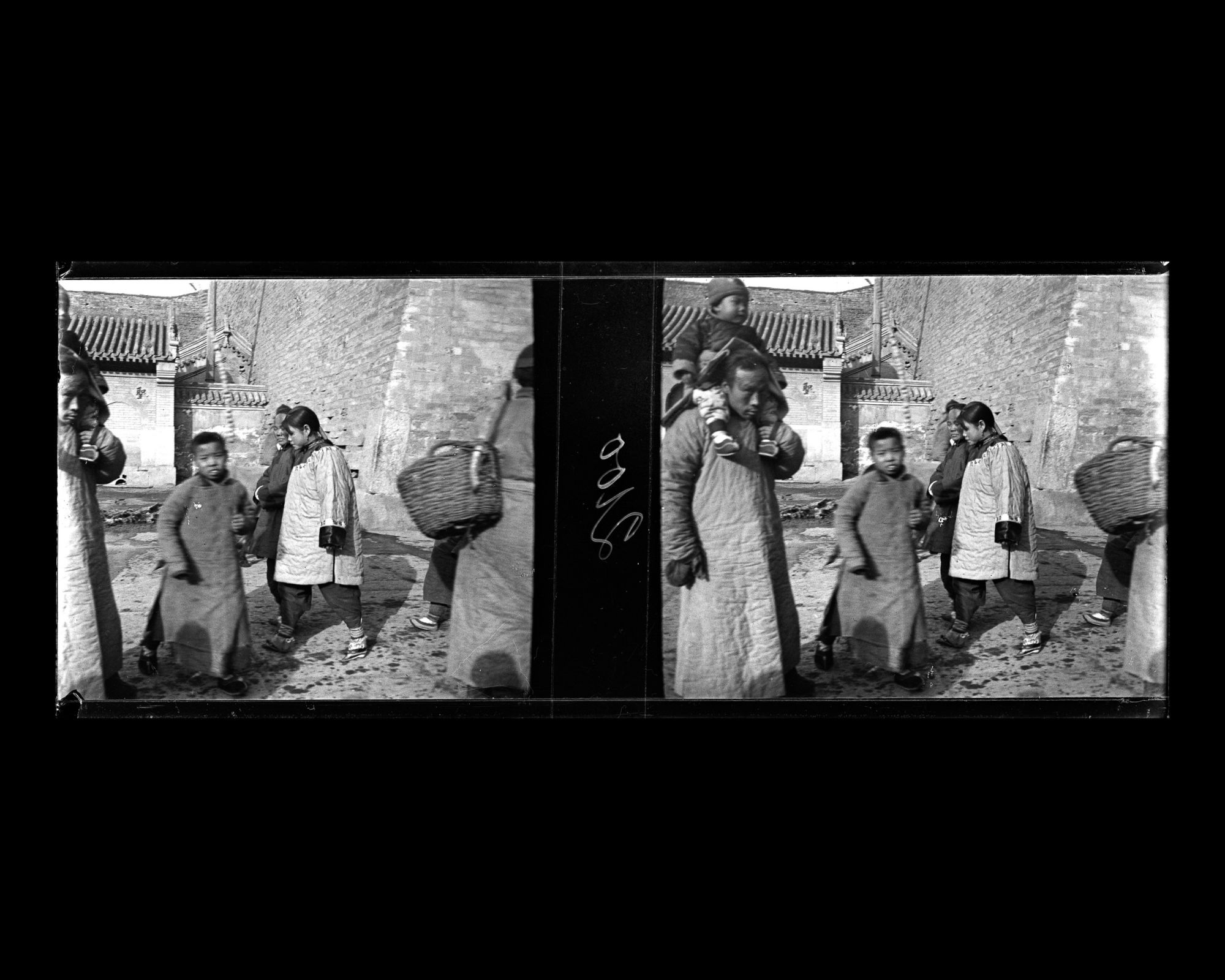 Image représentant Scène de rue dans le bastion (wengcheng) de Xizhimen ("porte Droite de l'Ouest"), près du passage menant à la ville tartare