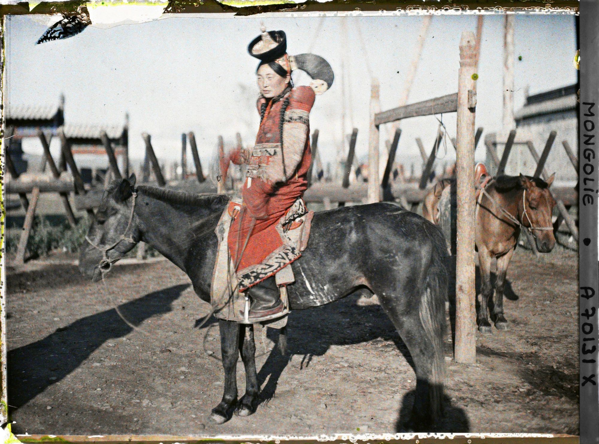 Image représentant Jeune femme de l'aristocratie à cheval à proximité d'un palais ou d'un bâtiment officiel