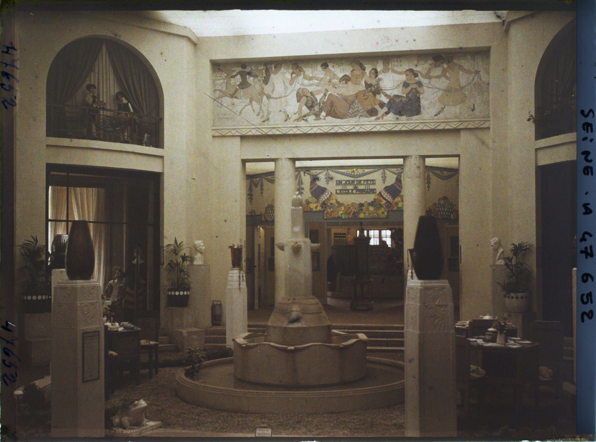 Image représentant L'Exposition des arts décoratifs, Pavillon de la Ville de Paris, la cour-jardin d'un hôtel particulier