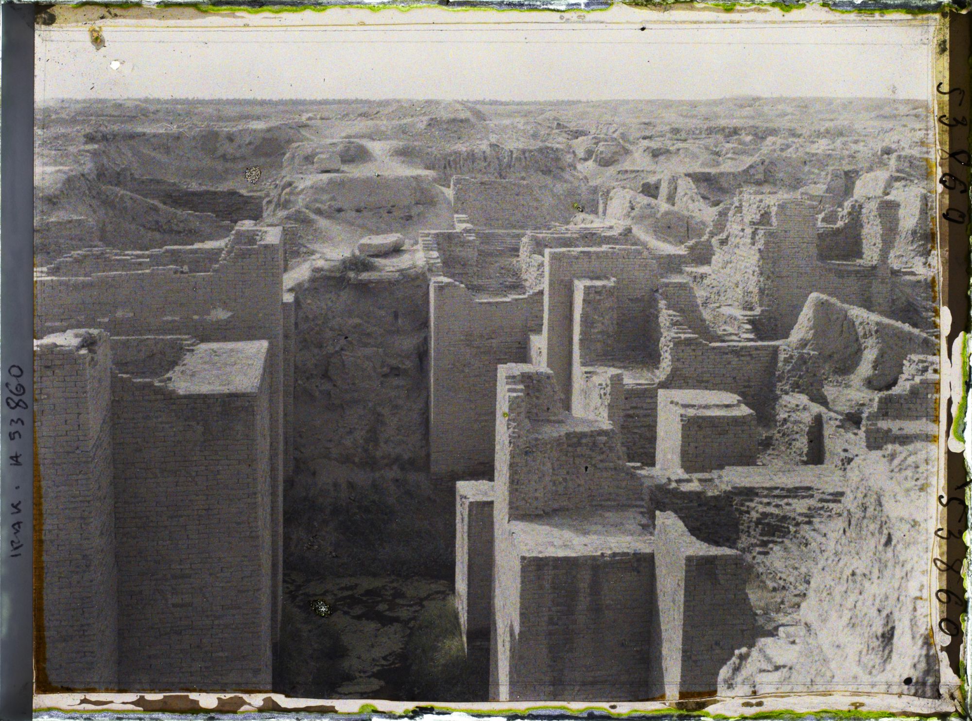 Image représentant A gauche, la porte d'Ishtar, l'une des portes de l'enceinte intérieure de la ville (Règne de Nabuchodonosor II, 605-562 avant J.-C.)