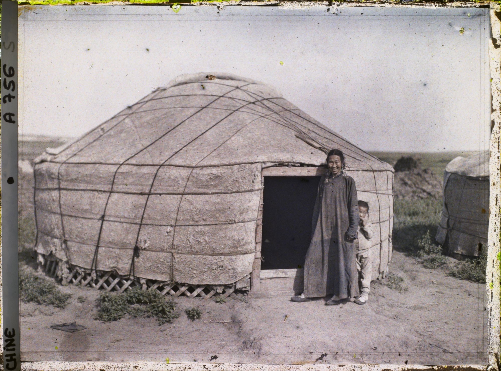 Image représentant Une femme et un enfant devant une yourte