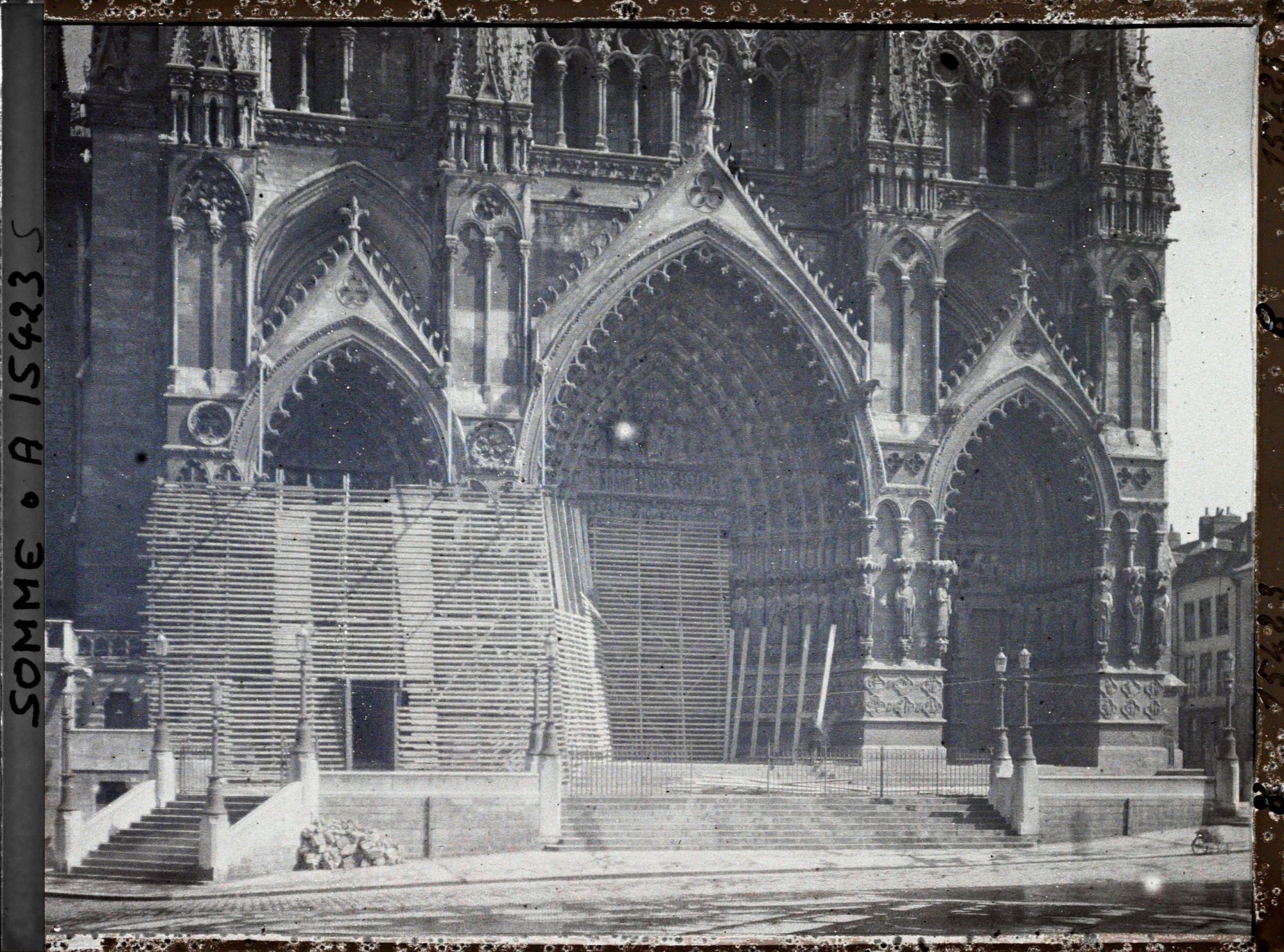 Image représentant France, Amiens, Façade principale de la Cathédrale, vue prise du Nord