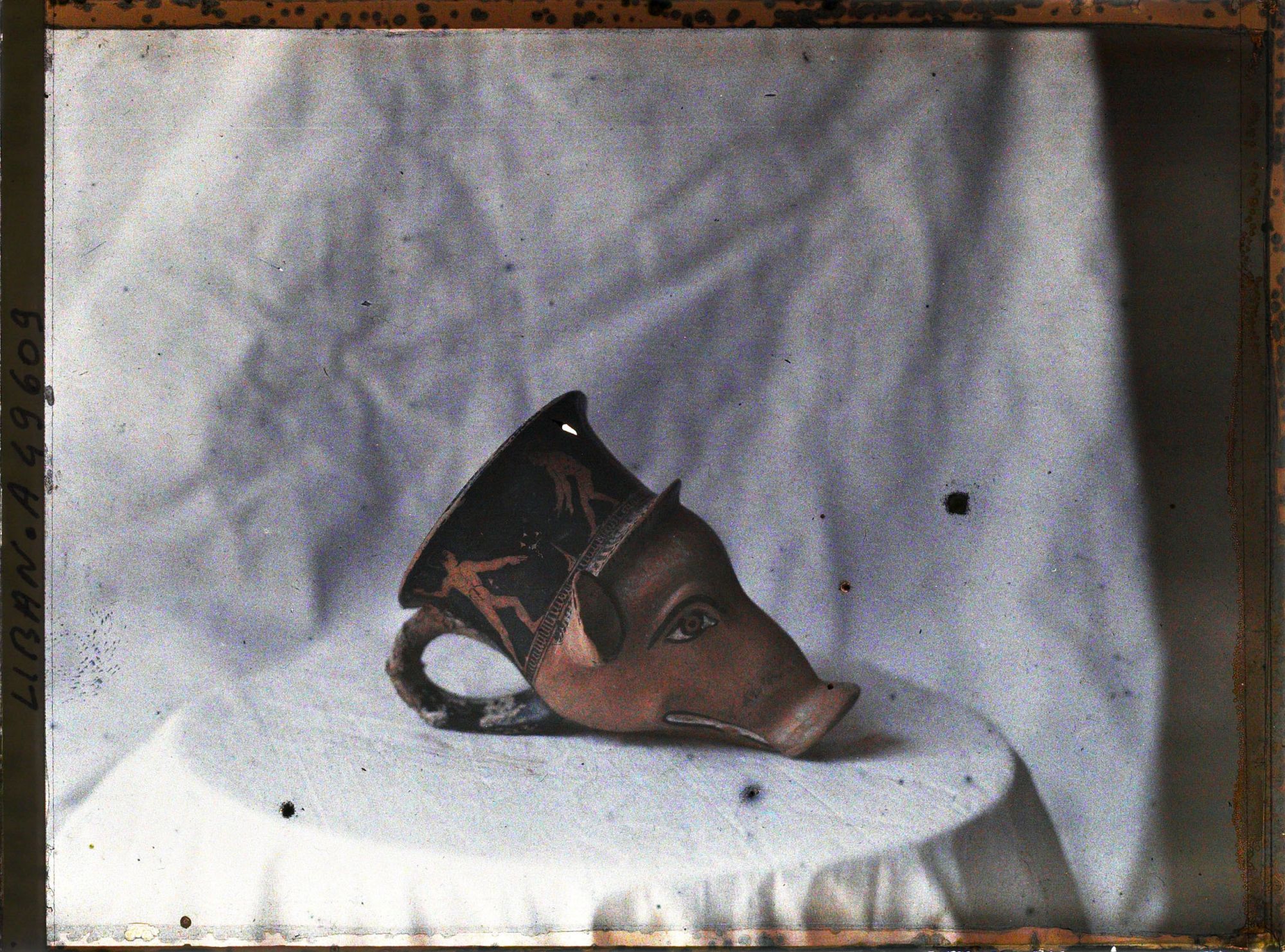 Image représentant Rhyton en forme de tête de porc vu de profil