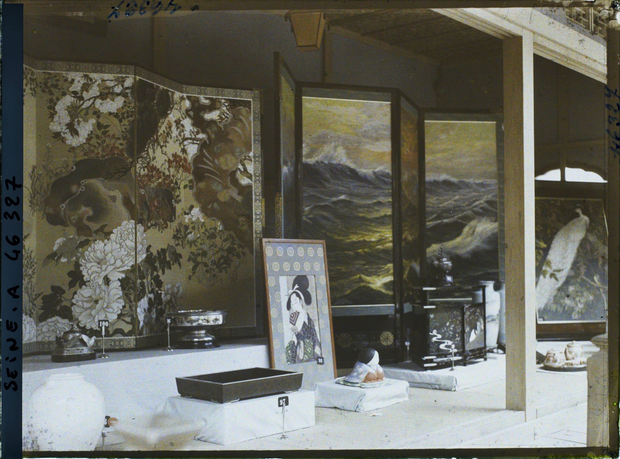 Image représentant L'exposition des arts décoratifs, intérieur de la maison japonaise, œuvres d'art diverses