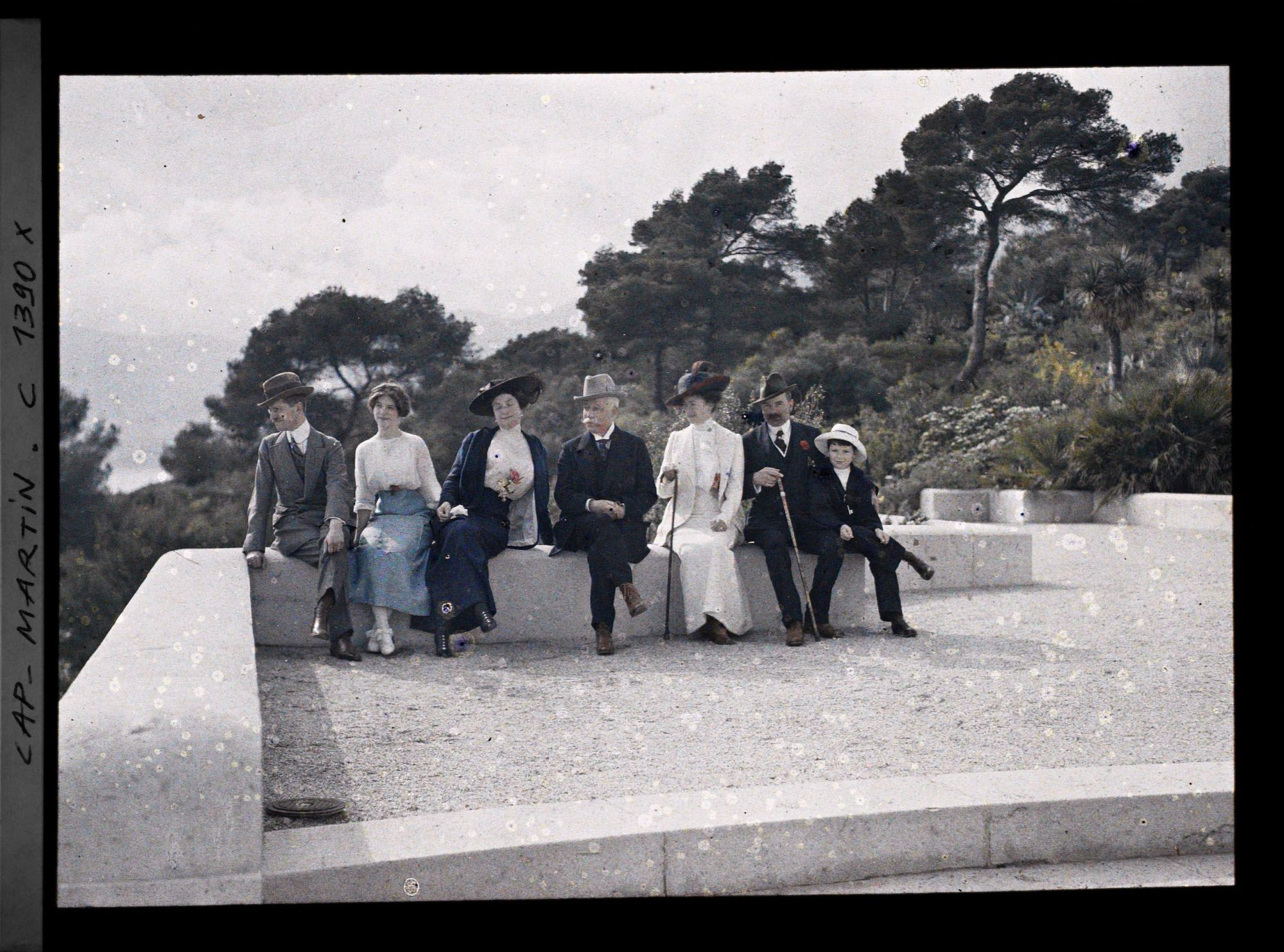 Image représentant La famille von Schoen reçue chez Albert Kahn : au centre le baron Wilhelm von Schoen, ambassadeur d'Allemagne