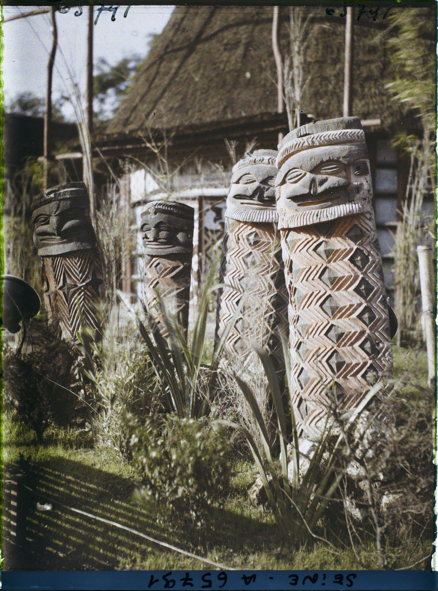 Image représentant L'Exposition Coloniale Internationale de 1931, la section de la Nouvelle-Calédonie, sculptures kanakes