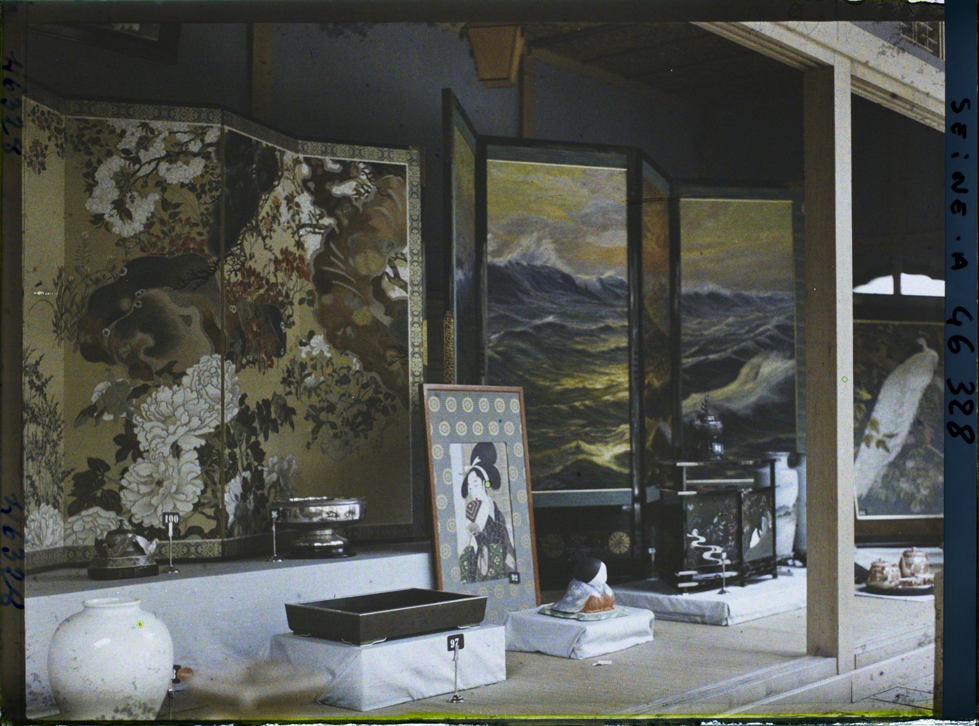 Image représentant L'exposition des arts décoratifs, intérieur de la maison japonaise, œuvres d'art diverses