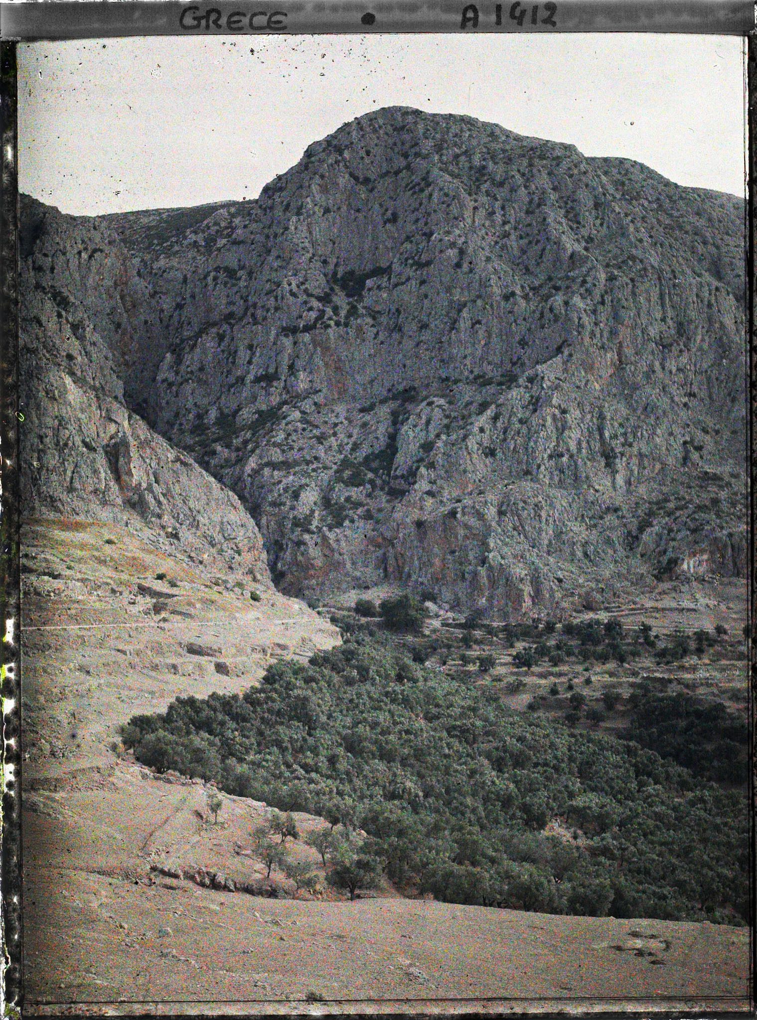 Image représentant A gauche, la gorge séparant les Phedriades (falaises "brillantes") d'où jaillissait la source Castalie