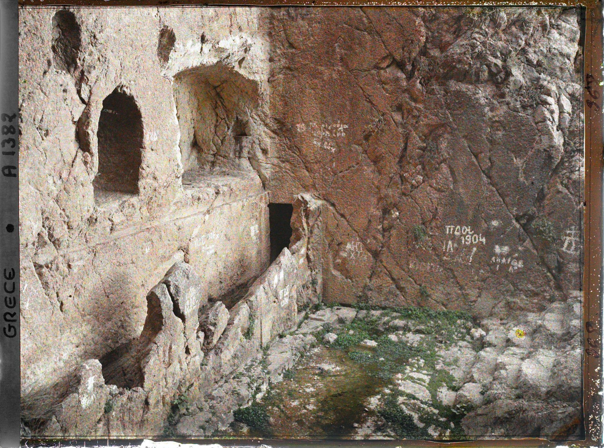 Image représentant La fontaine Castalie (réservoir étroit) (inscriptions récentes)