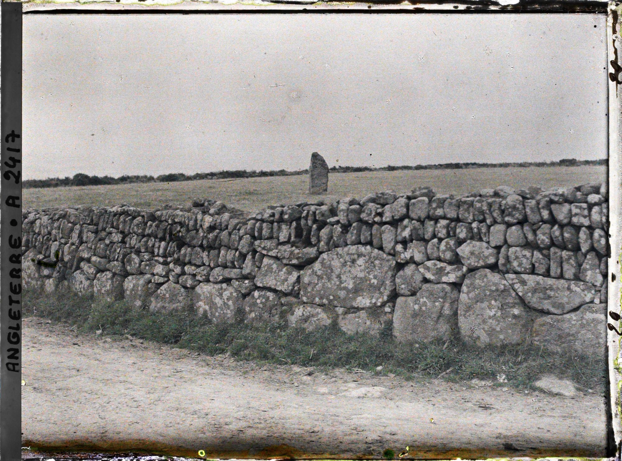 Image représentant Mur de pierres au bord d'un chemin