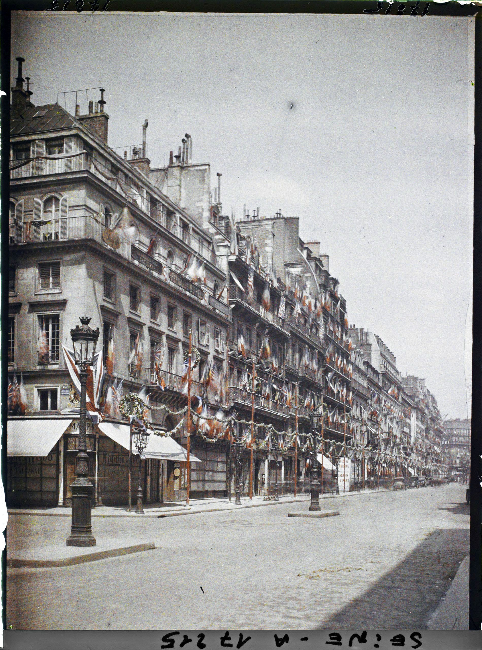 Image représentant La rue de la Paix décorée des drapeaux alliés pour les fêtes de la Victoire des 13 et 14 juillet 1919
