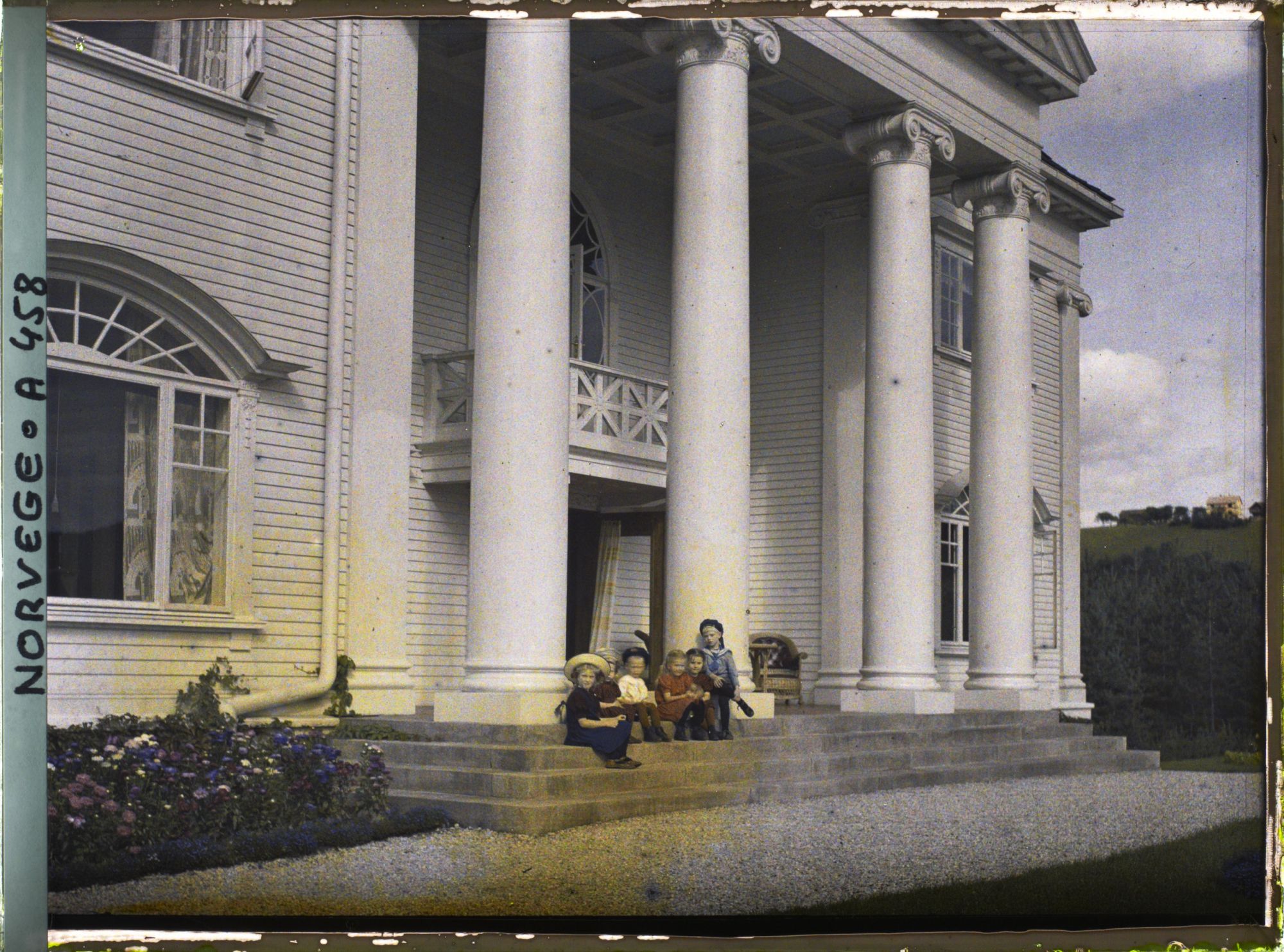 Image représentant Enfants assis sur les marches du manoir du siège des usines Norsk Hydro