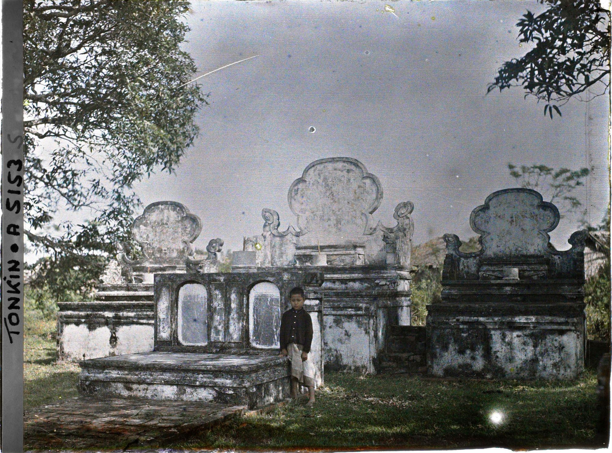 Image représentant Un enfant sur un autel champêtre