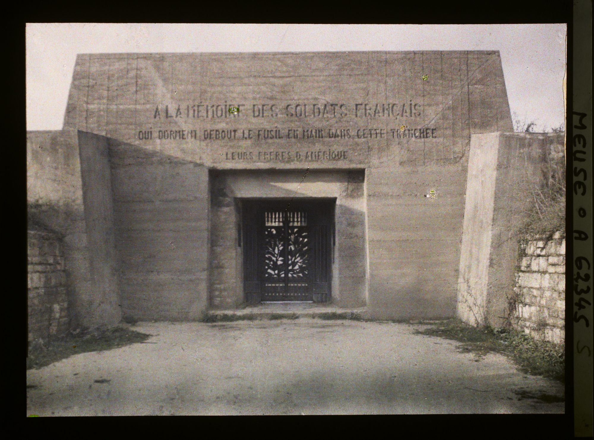 Image représentant Meuse, Douaumont, Portique d'entrée de la Tranchée des baïonnettes