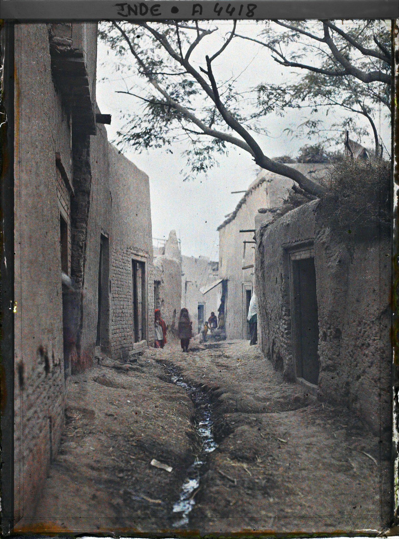 Image représentant Une rue : à l'arrière-plan, quelques passants