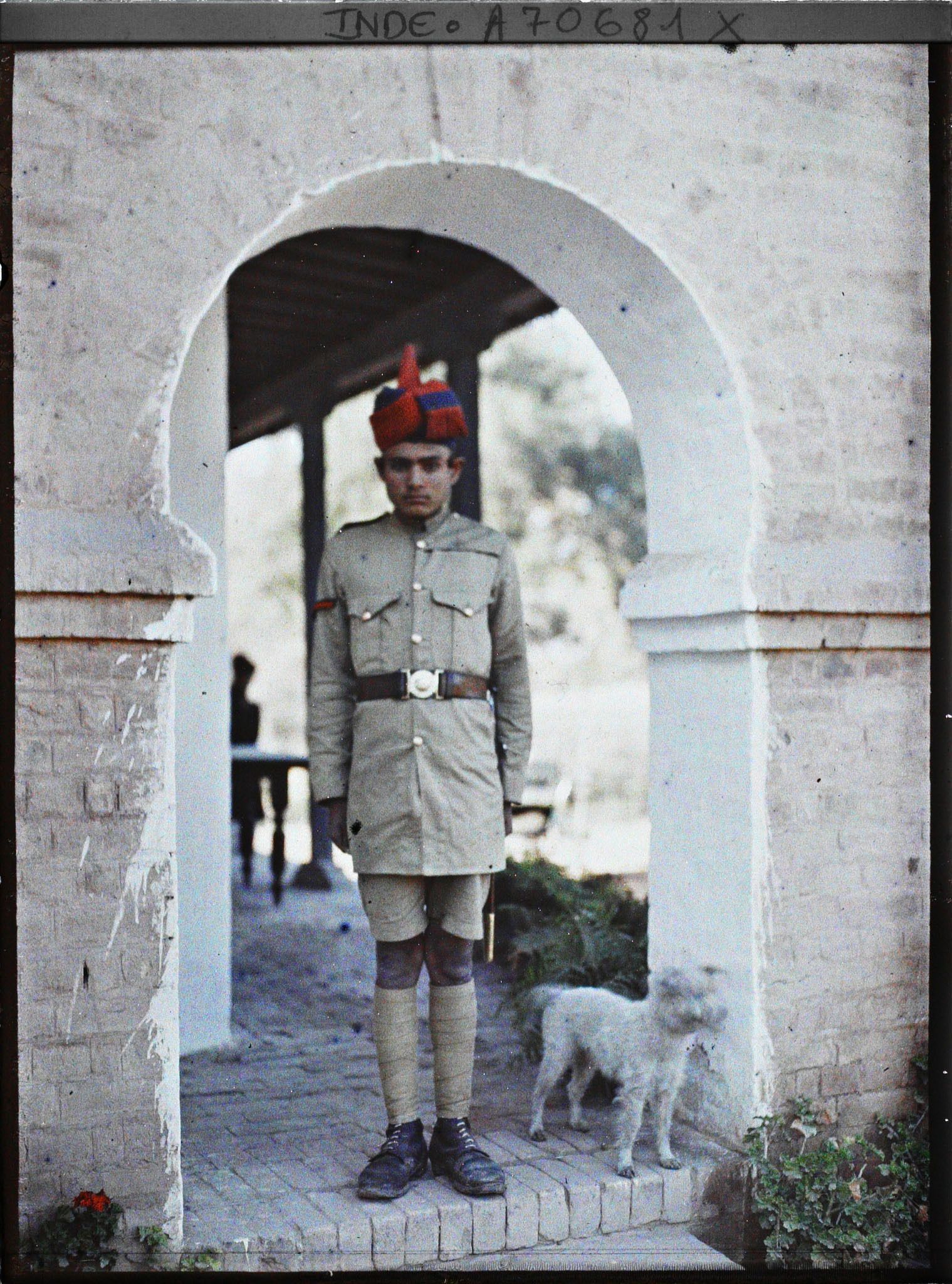 Image représentant Gendarme hindou et chien