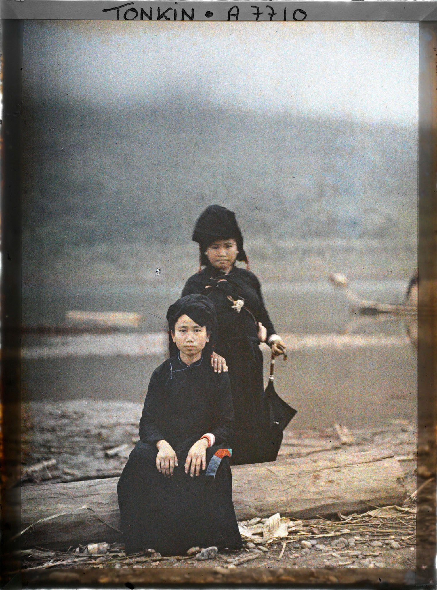 Image représentant Deux femmes faisant partie d'un convoi arrivant du Laos et de la région de Dien bien phu (?)