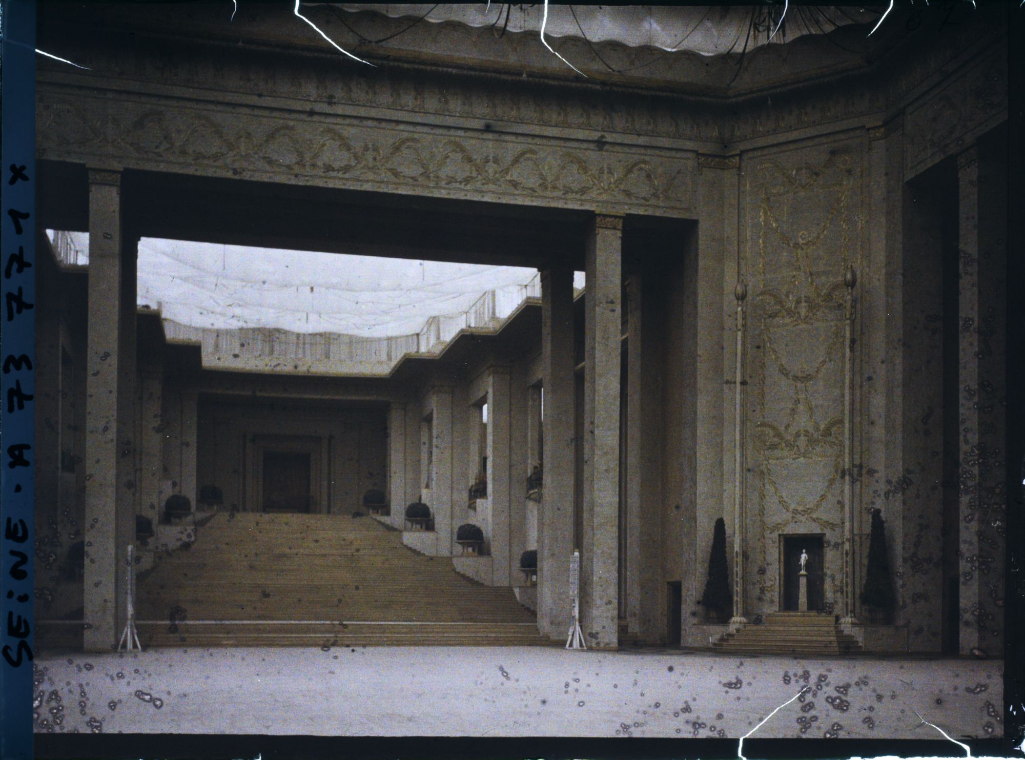 Image représentant L'Exposition des arts décoratifs, Escalier monumental du Grand Palais