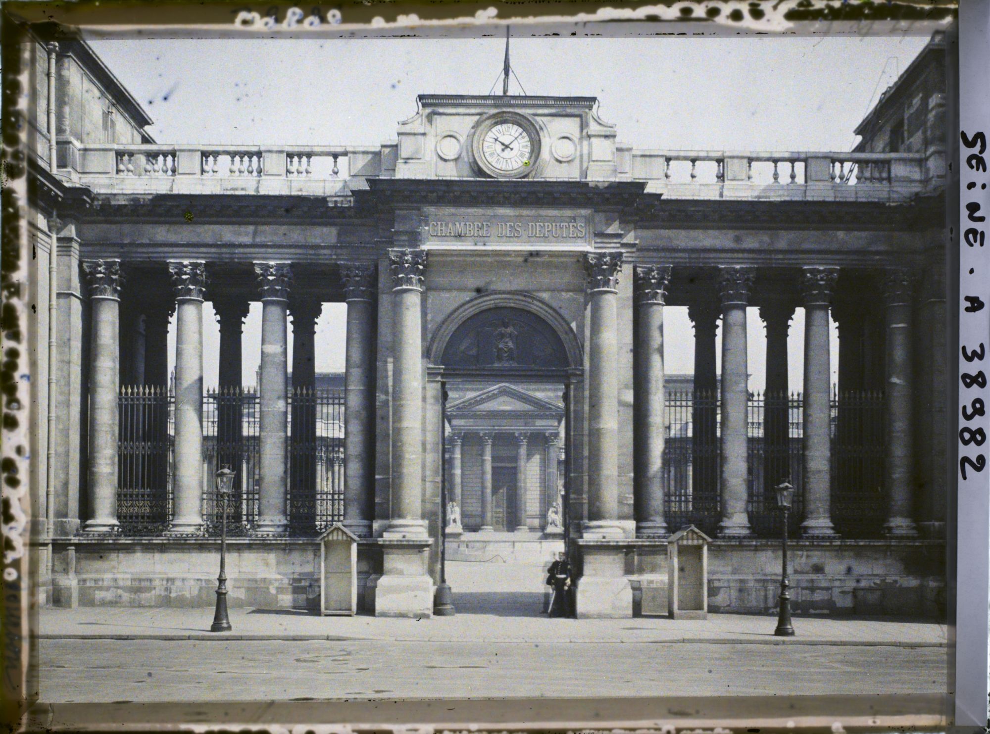 Image représentant Le Palais Bourbon ou Chambre des Députés (actuelle Assemblée nationale) depuis la place du Palais-Bourbon