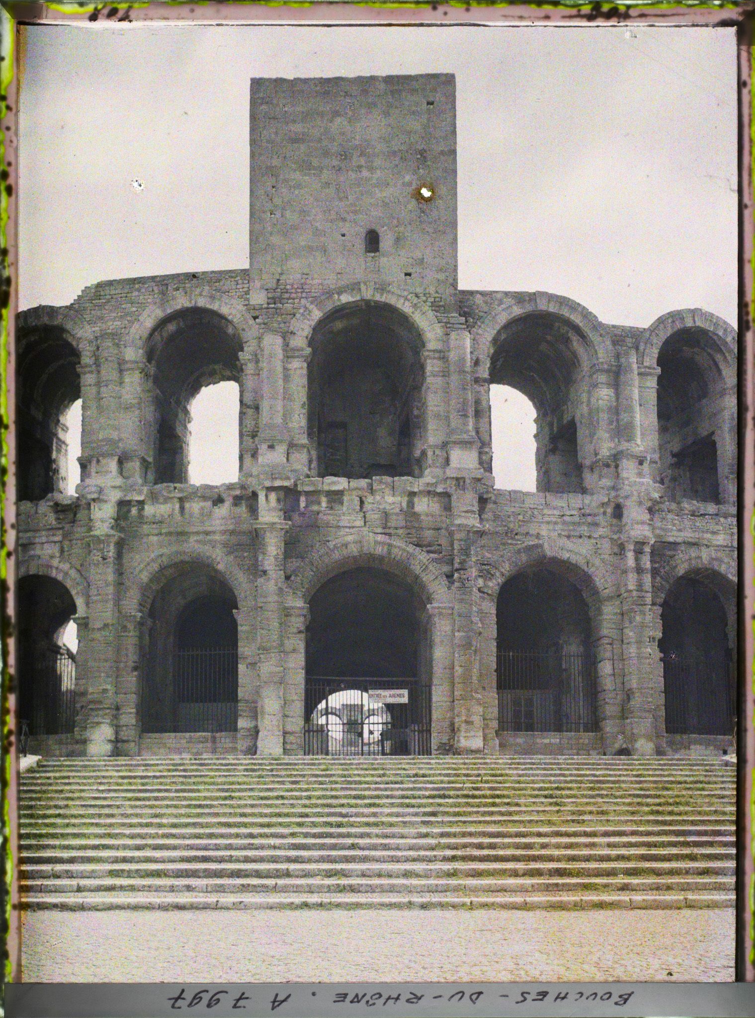 Image représentant Les escaliers de l'amphithéâtre romain, dit arènes