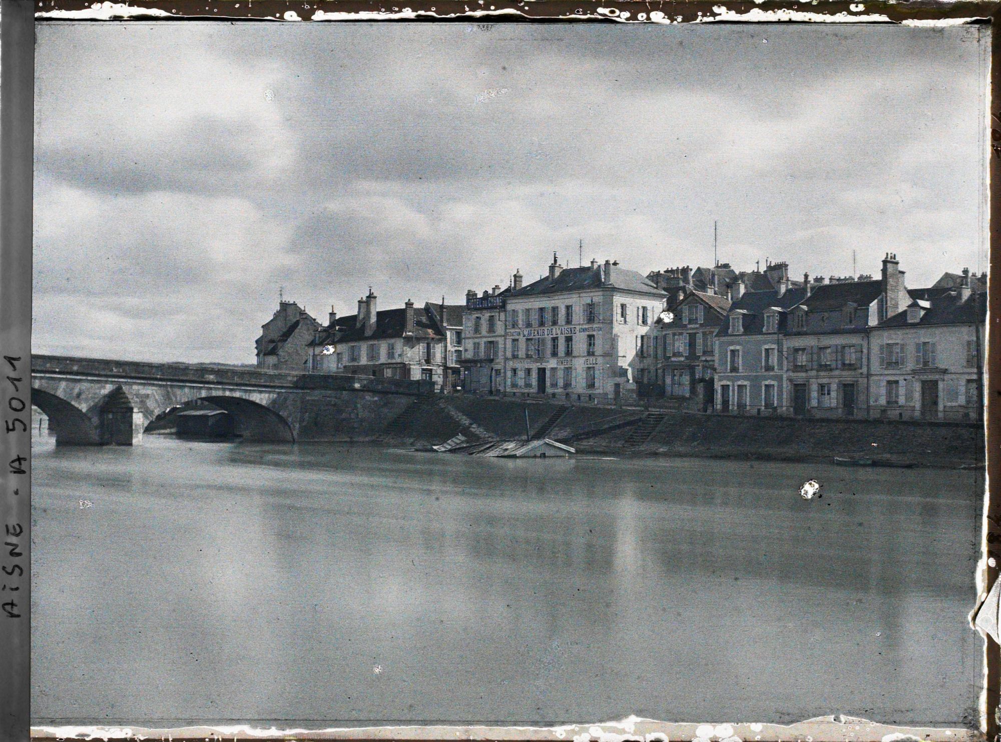 Image représentant Le vieux pont de la Marne détruit en 1918, à droite, un bateau coulé la Samaritaine et le quai des Baigneuses
