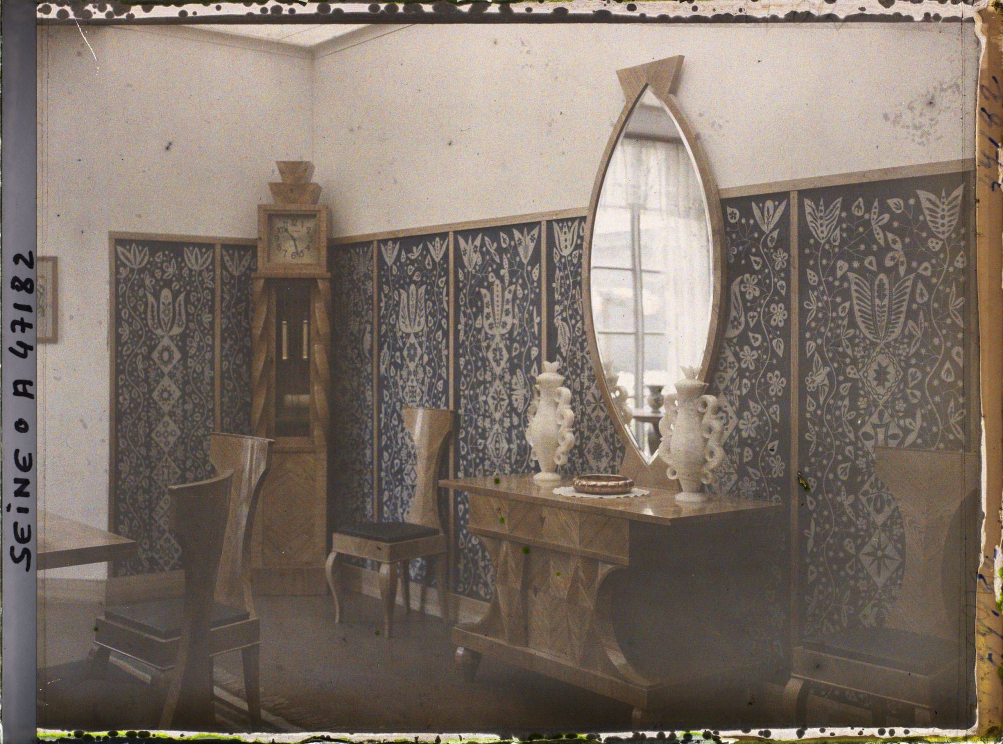 Image représentant L'Exposition des arts décoratifs, Section de la Pologne, sur le Cours-la-Reine, salle à manger, mobilier de Jastrzebowski