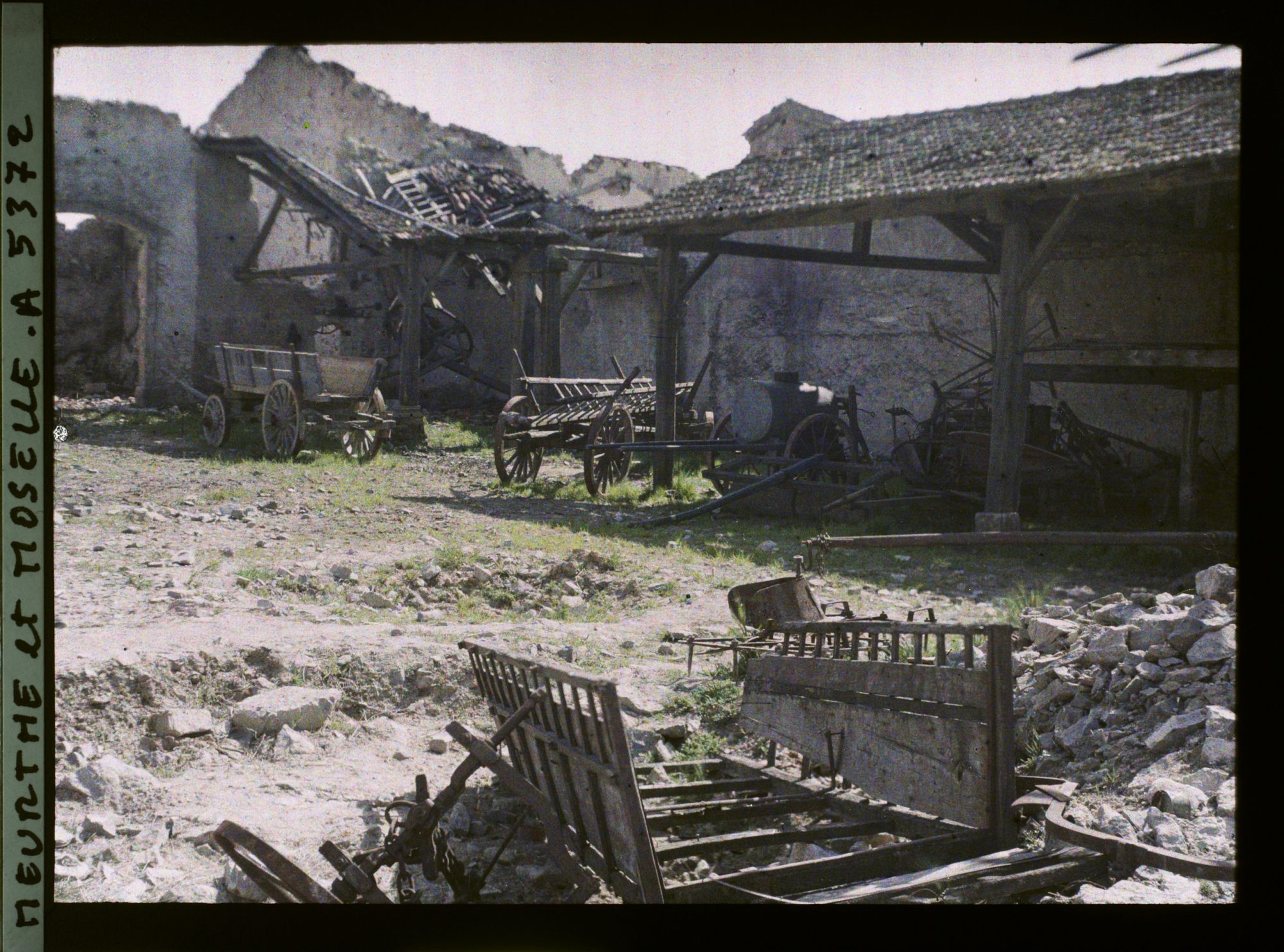 Image représentant France, Haraucourt, Autre vue de la même Cour avec char brisé au 1er plan.
