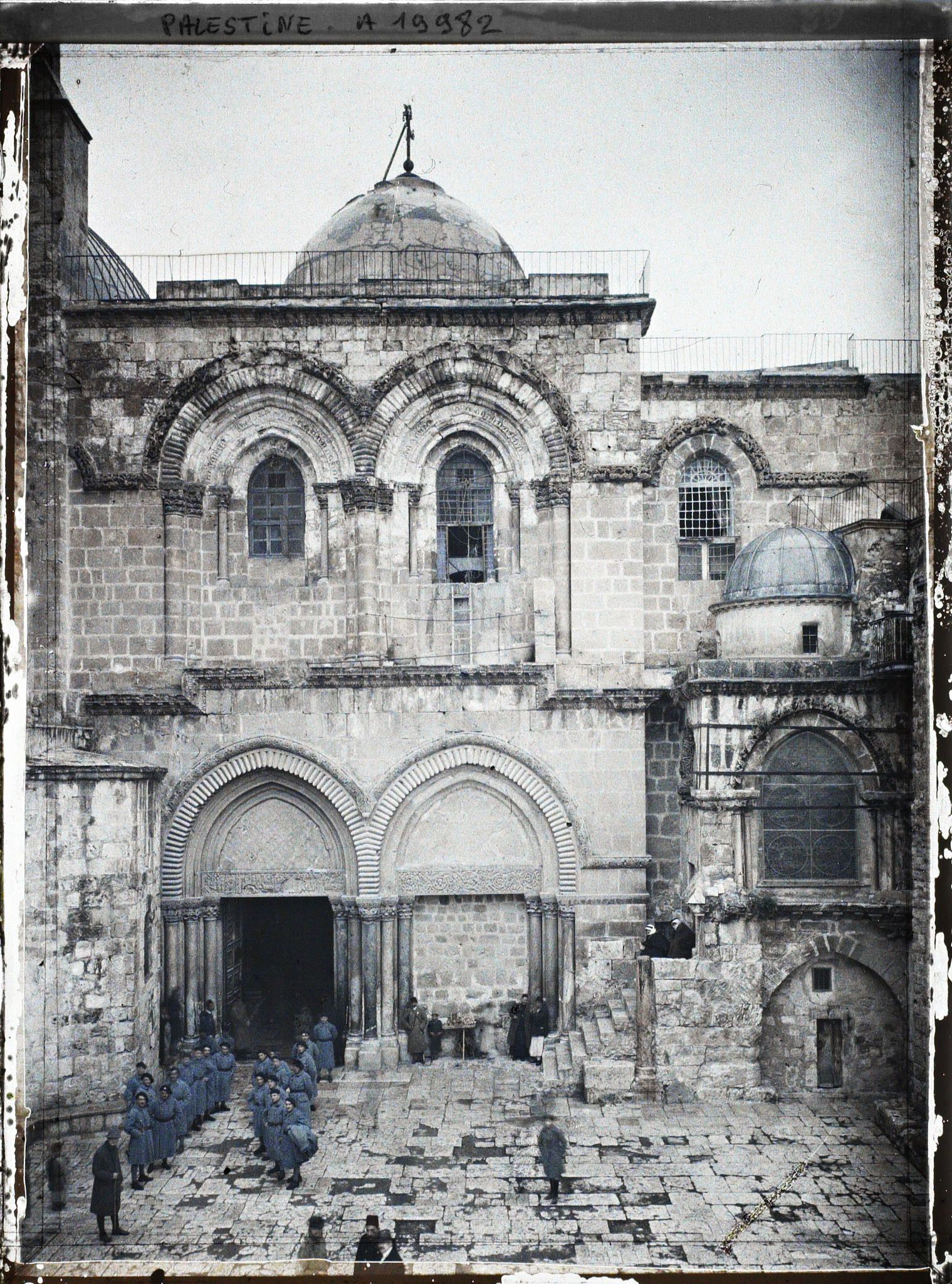 Image représentant Soldats français de l'escorte du Cardinal Dubois sur le parvis du Saint Sépulcre