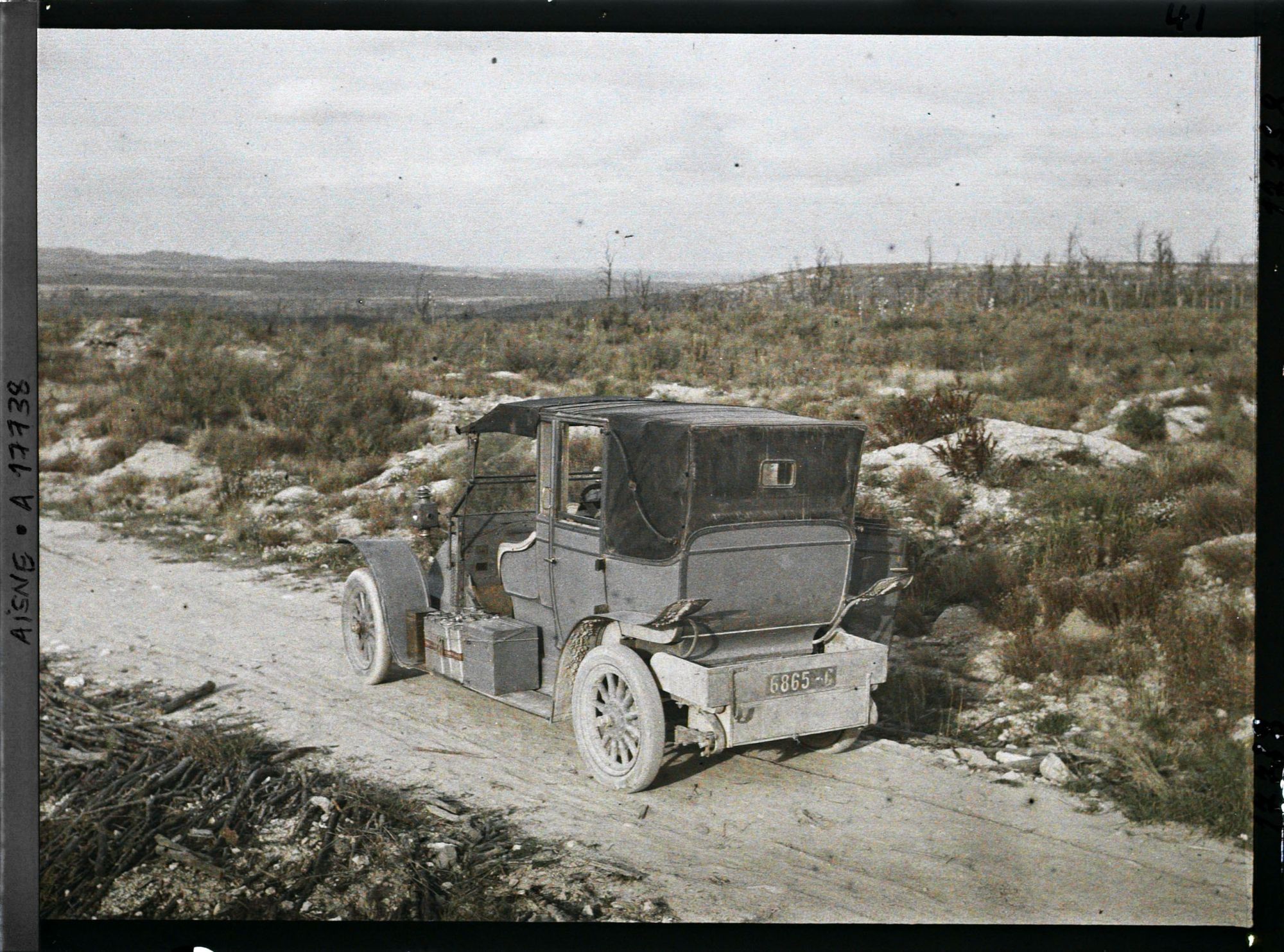 Image représentant Sur le point culminant du Chemin des Dames, près d'Hurtebise, la voiture d'Albert Kahn