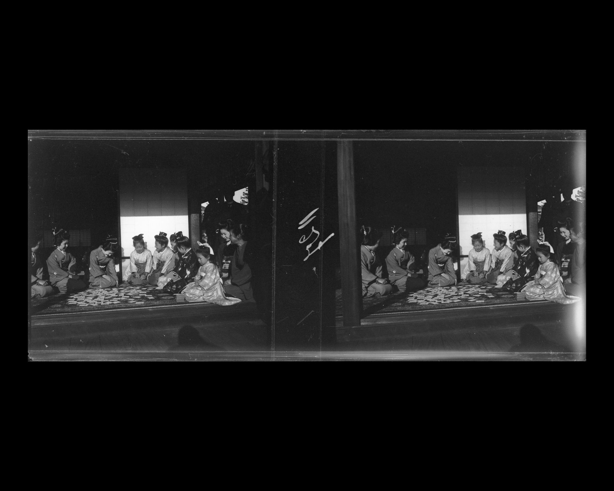 Image représentant Dames et jeunes filles de la famille Okuma jouant à un jeu de cartes traditionnel, lors d'une réception