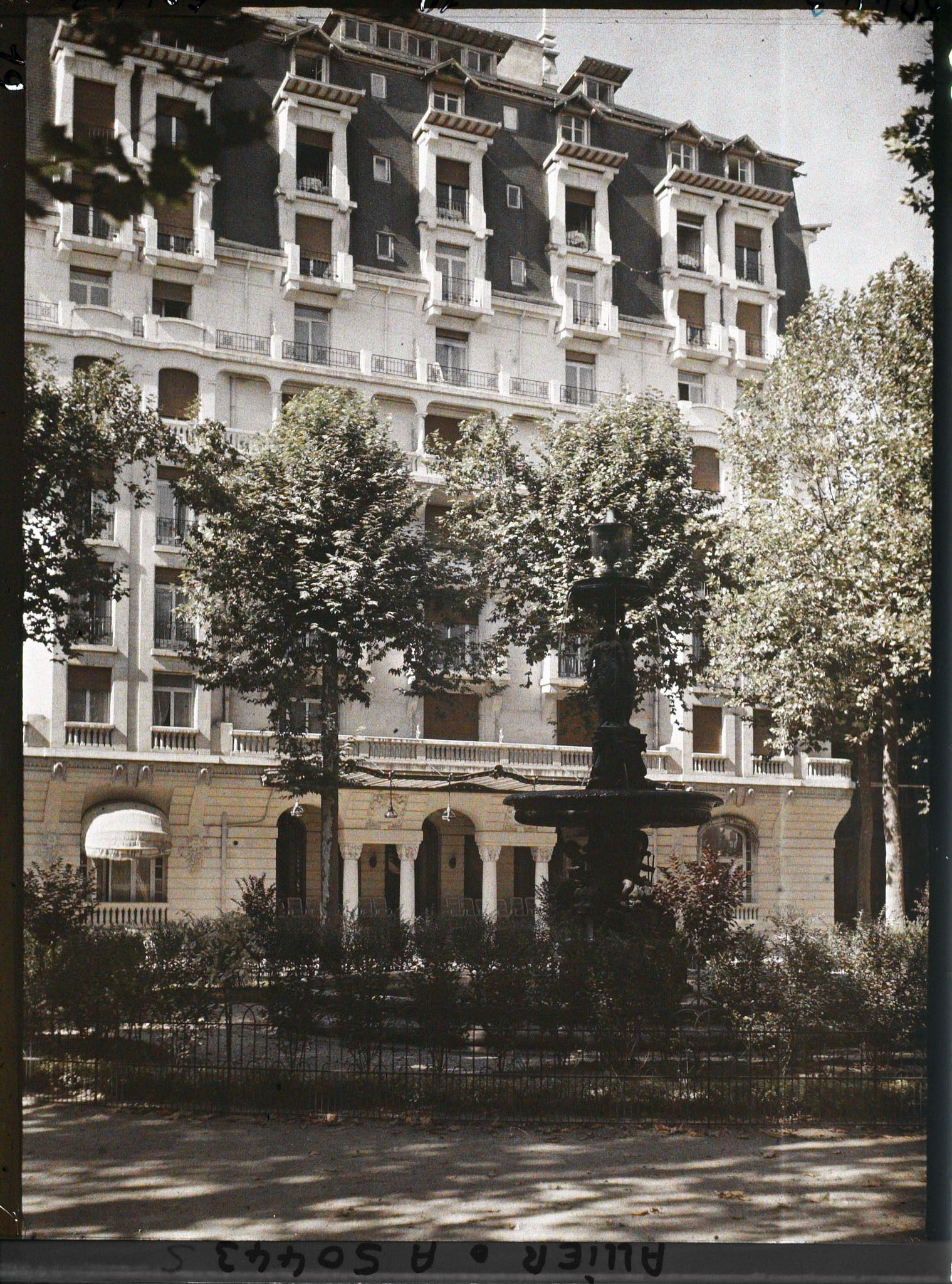 Image représentant Le square des Nations et l'hôtel Radio