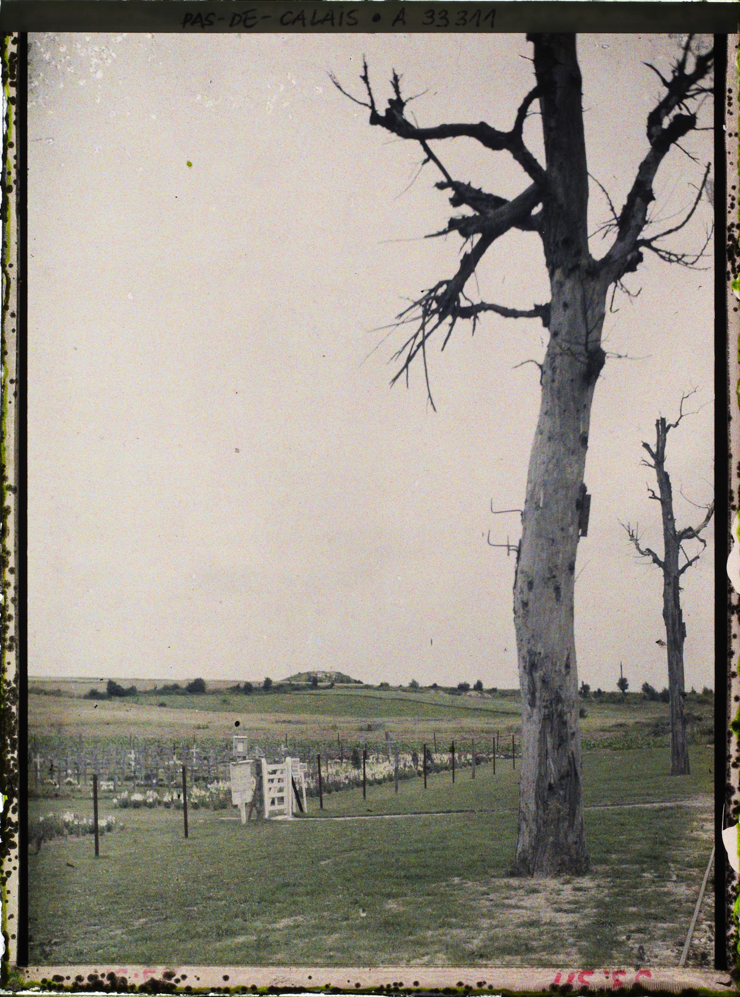 Image représentant France, Entrée du Cimetière, au fond, la butte de Varlencourt