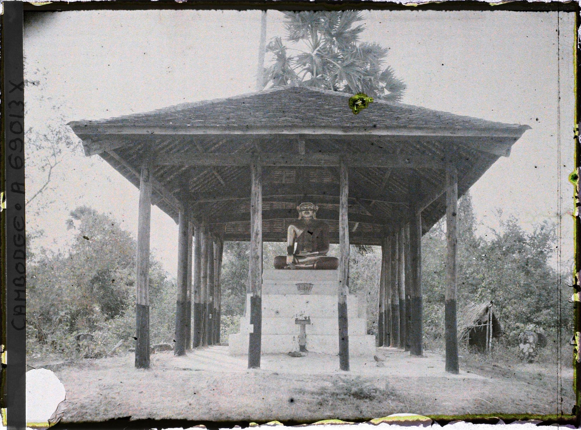 Image représentant Un autel surmonté d'une statue, sous abri, à proximité de la bonzerie