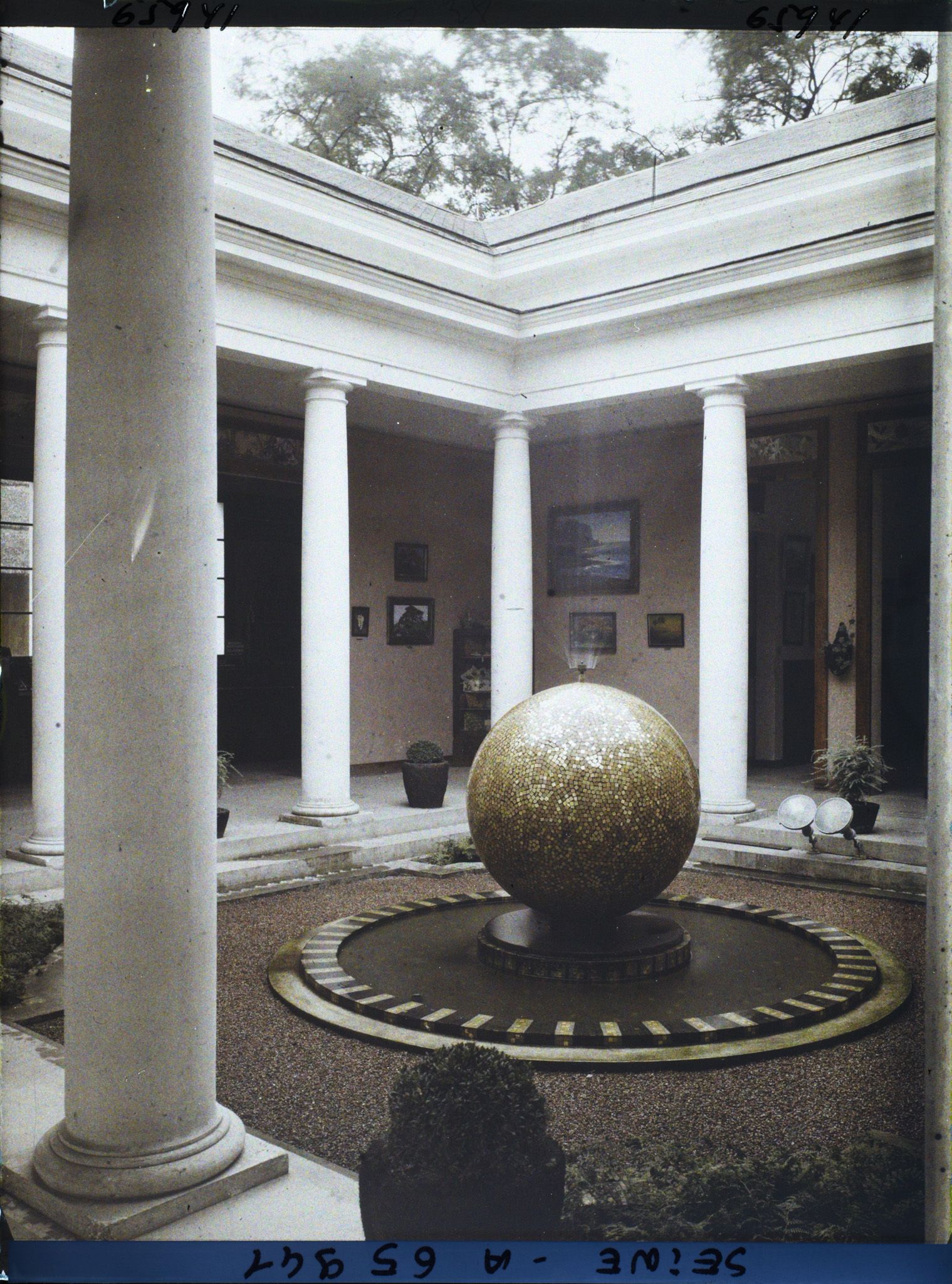 Image représentant L'Exposition Coloniale Internationale de 1931, la cour du pavillon de la Réunion