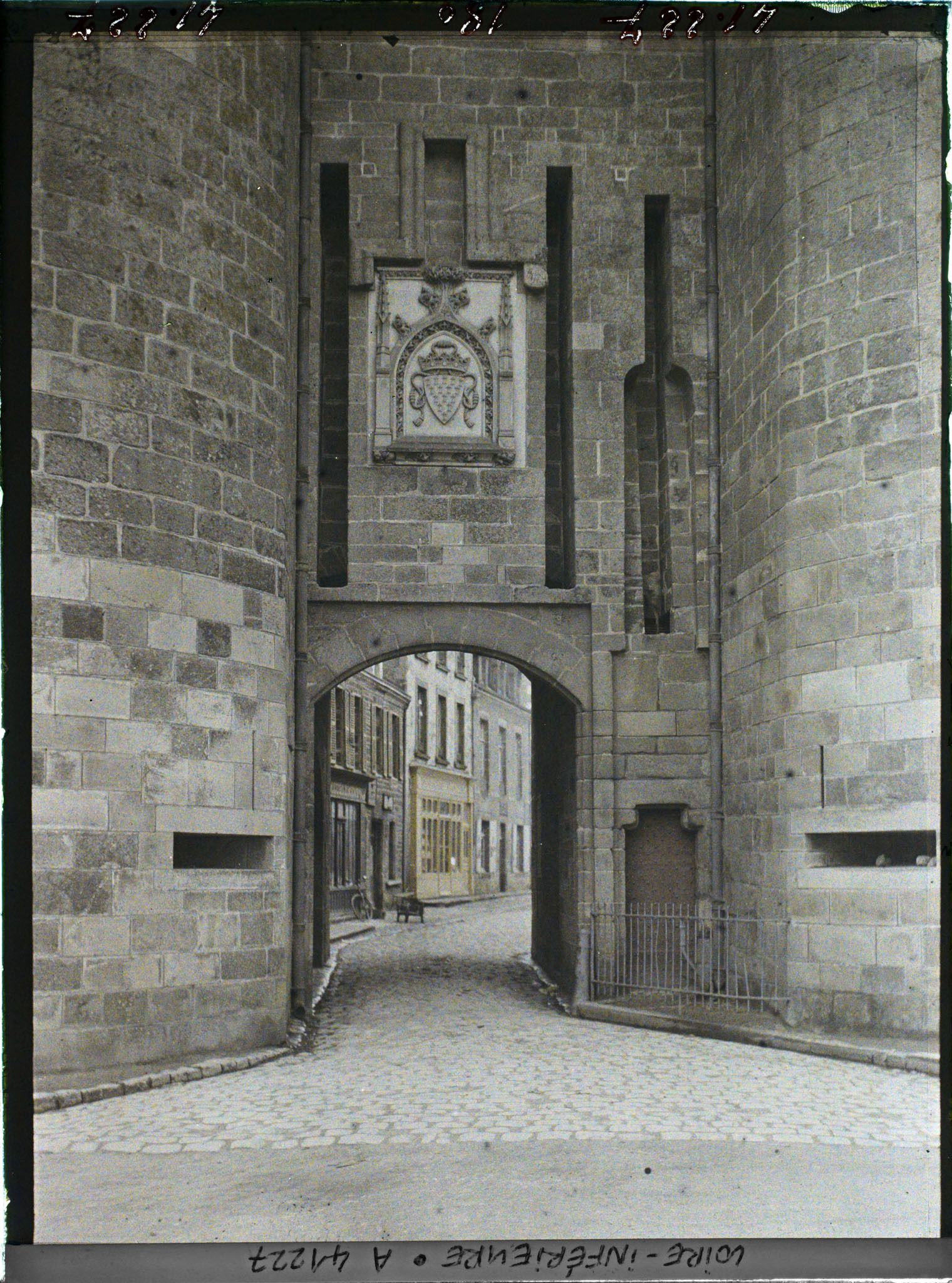 Image représentant La Porte Saint-Michel avec les armes de Guérande