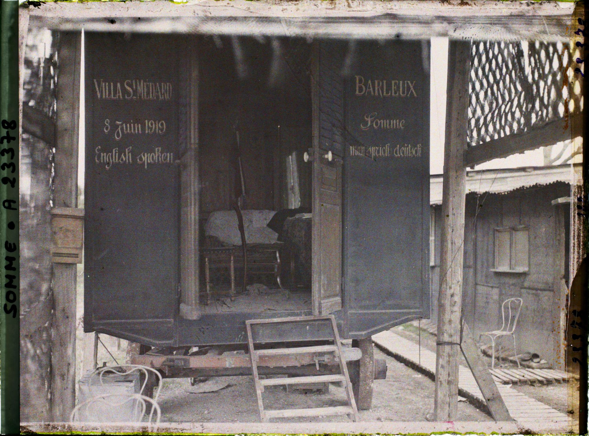 Image représentant France, Barleux, Intérieur d'une roulotte servant d'habitation à un avocat-agriculteur