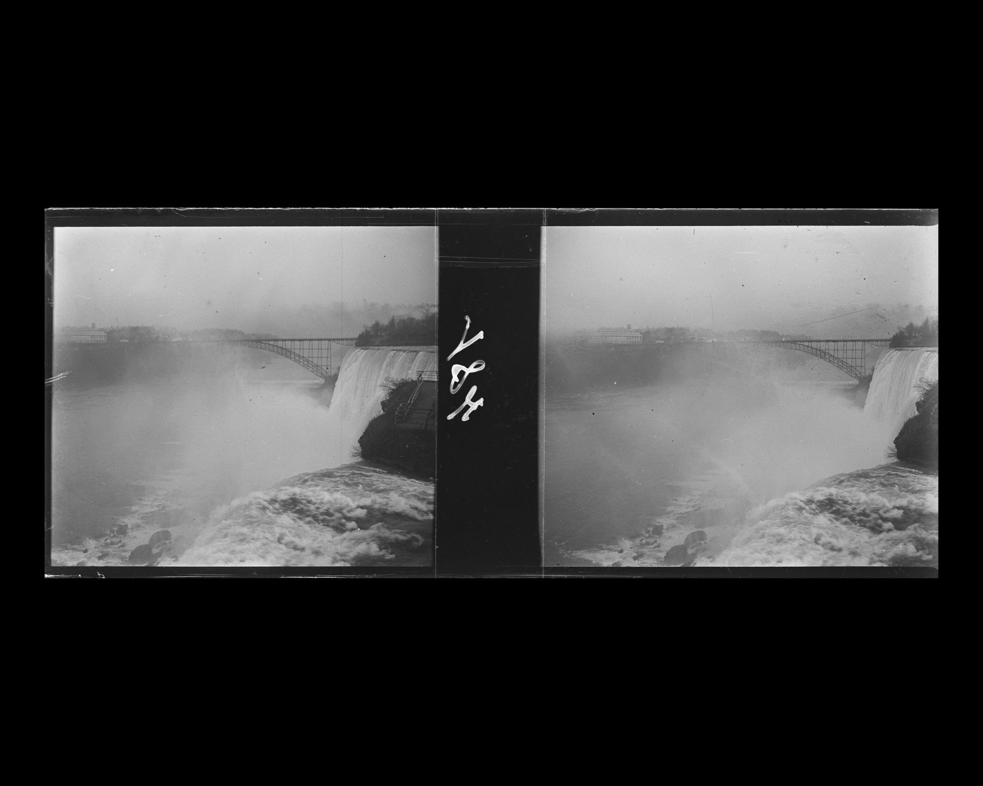 Image représentant Vue sur "le Voile de la mariée", la plus petite des chutes américaines ; à l'arrière-plan, le pont "Whirlpool Rapids Bridge"