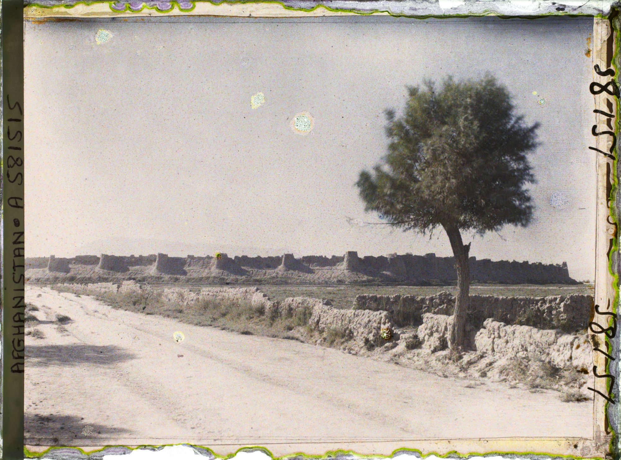 Image représentant Vers la vieille ville fortifiée (d'époque médiévale, en partie abandonnée)