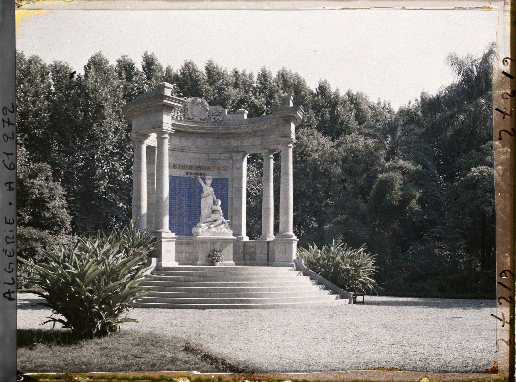 Image représentant Le monument aux morts dans le jardin public