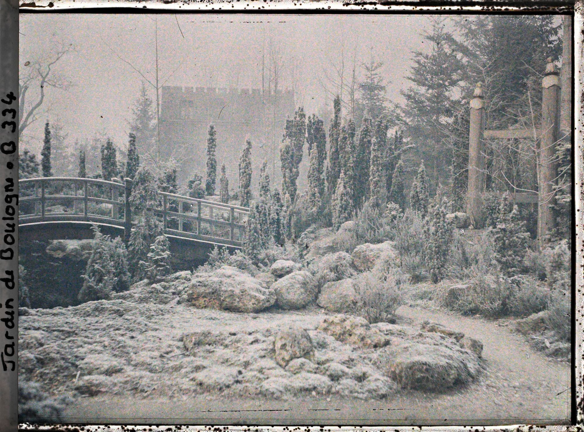 Image représentant Espace dégagé couvert de givre près du sôrintô du " sanctuaire japonais ", vu en direction du quai du 4-Septembre