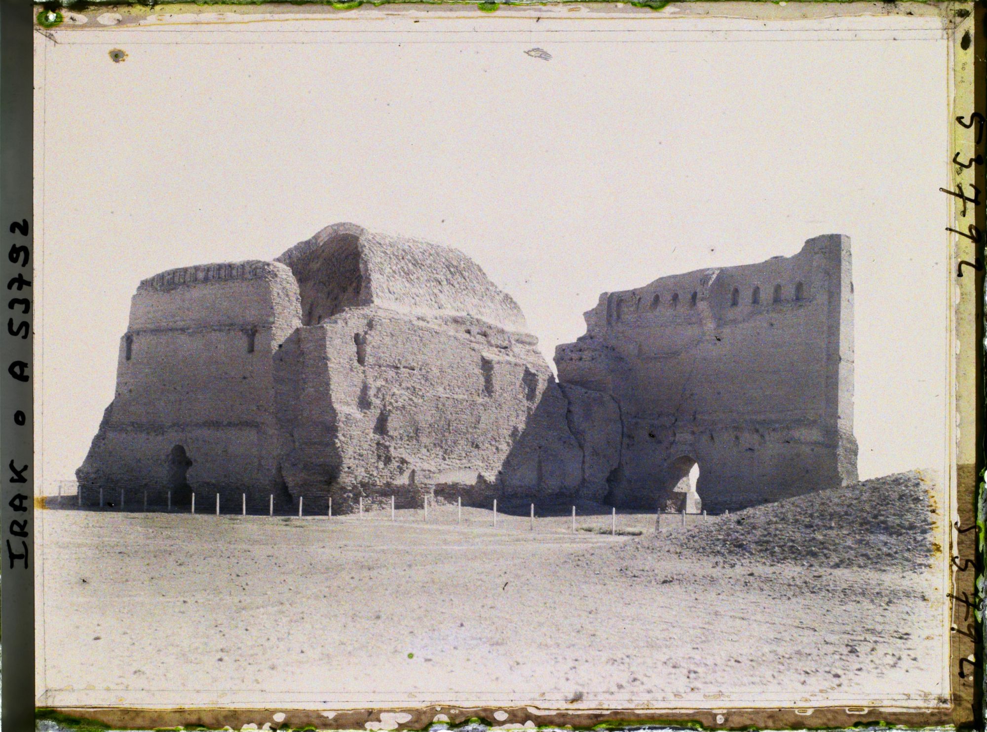 Image représentant Le Taq-I-Kisra (palais de Khosroes) vu de dos