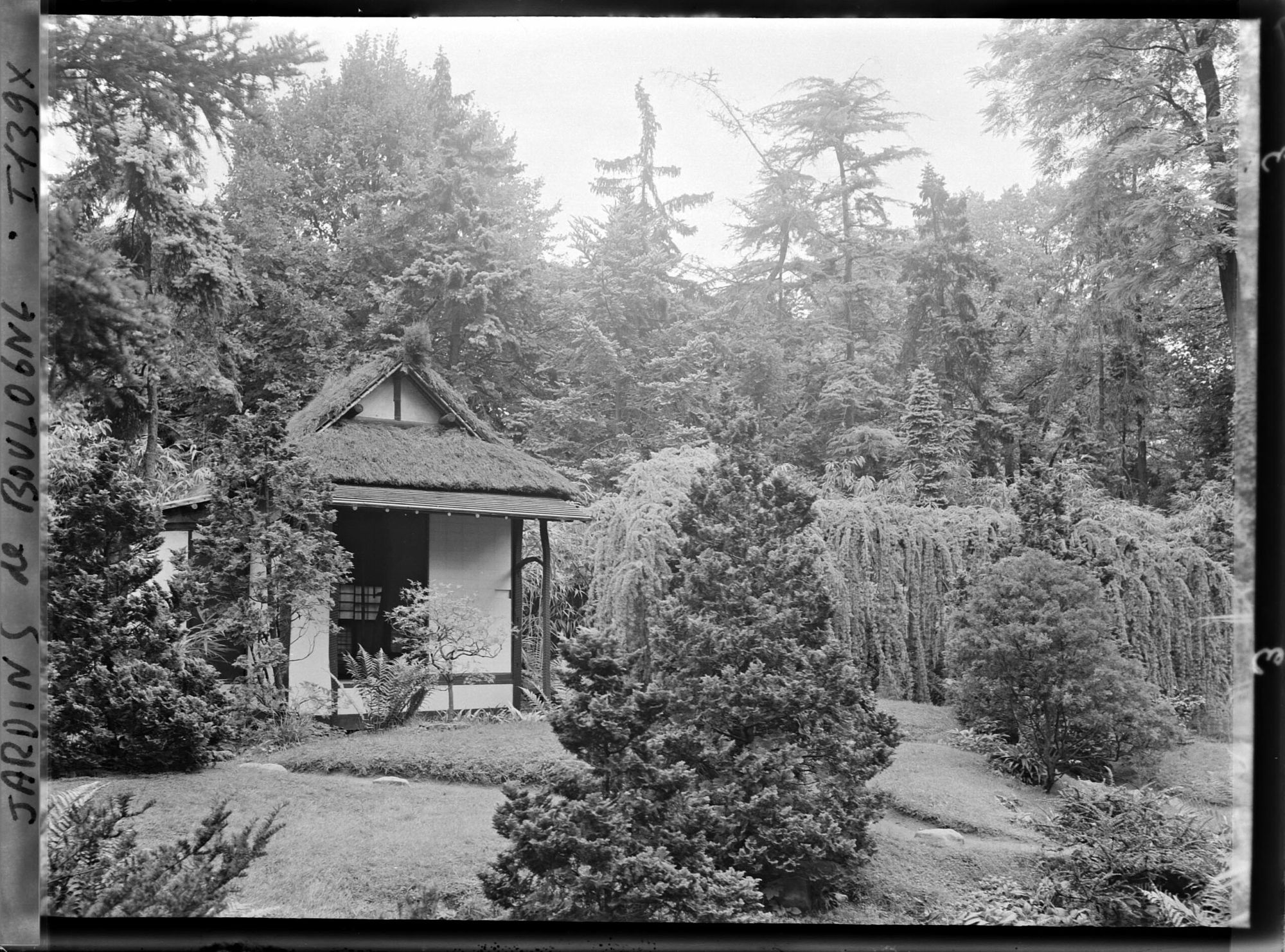 Image représentant Façade principale du pavillon de thé du " village japonais ", dans un écrin arboré