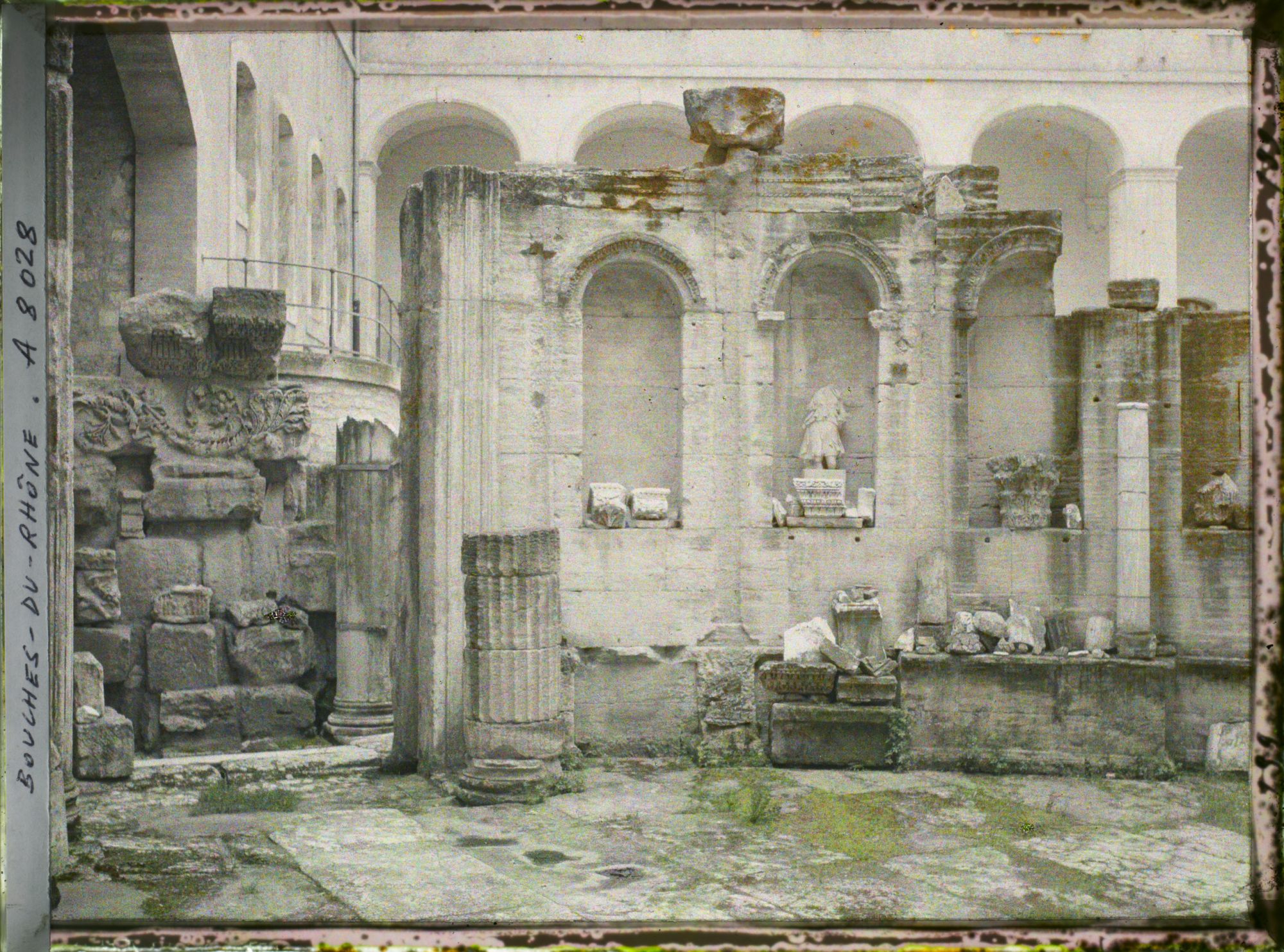 Image représentant Eléments de l'exèdre en demi-cercle qui fermait le forum dans la cour du Museon Arlaten