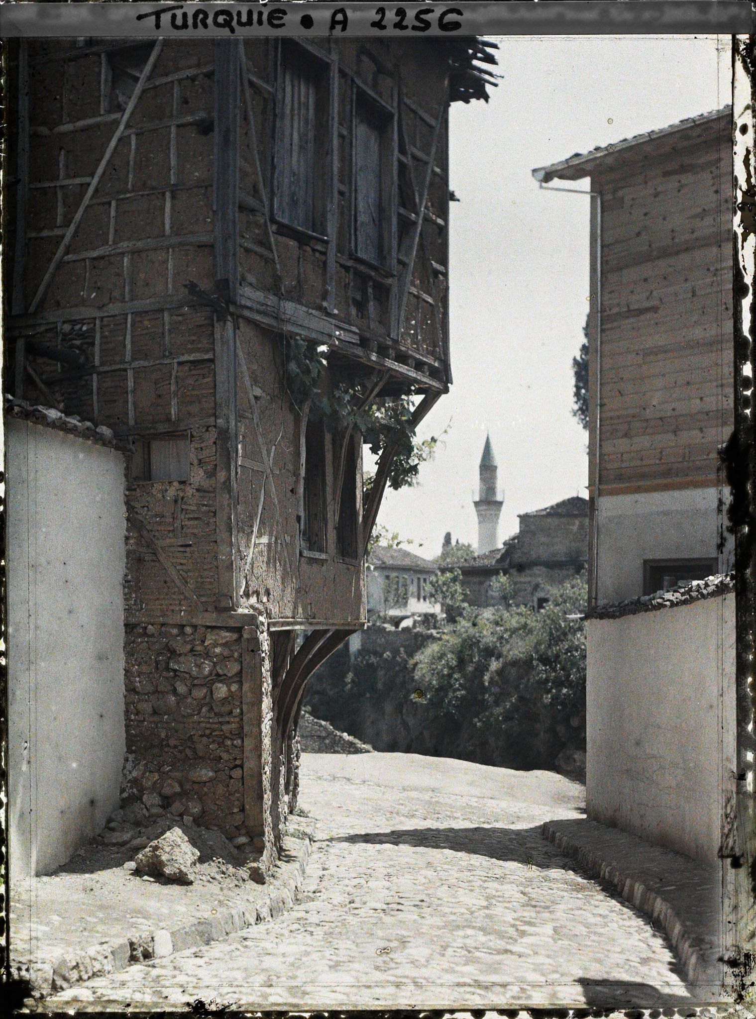 Image représentant Une rue débouchant sur le bord du ravin du fleuve Gökdere