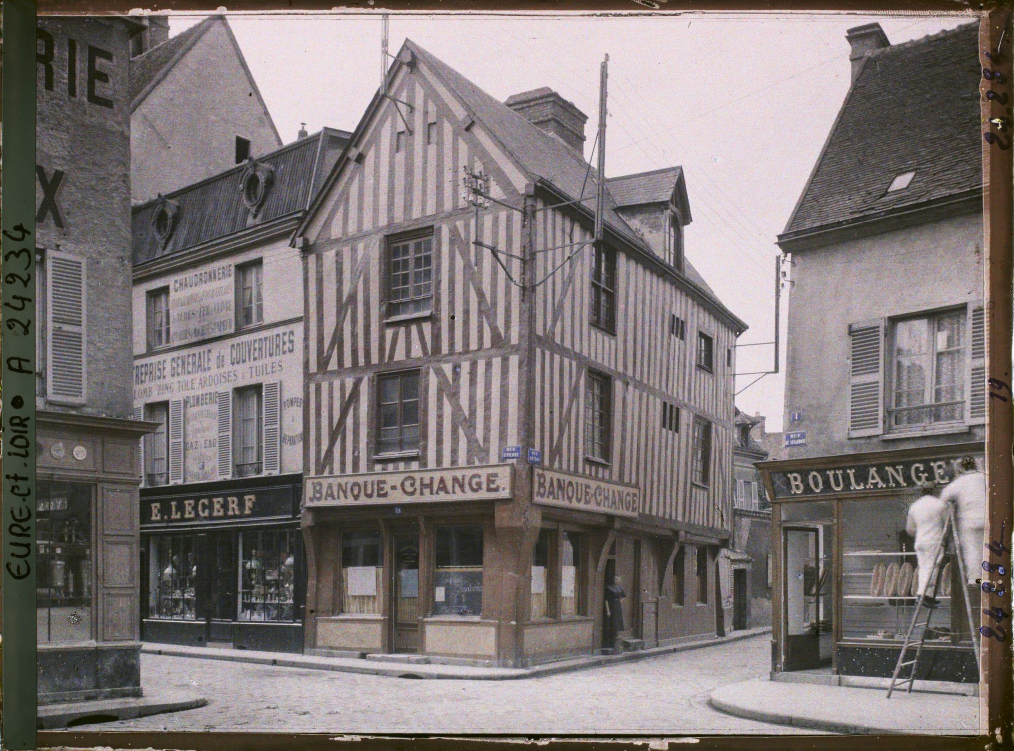 Image représentant Une maison du XVe siècle à l'angle de la rue Rotrou et de la rue Saint-Pierre