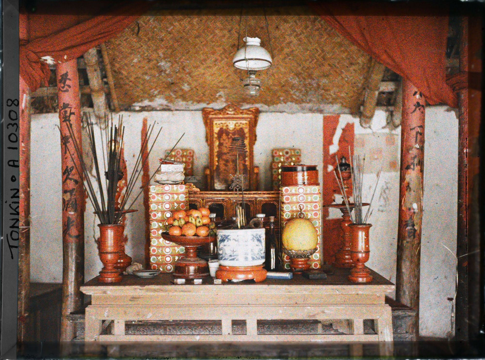 Image représentant Un petit autel garni d'offrandes